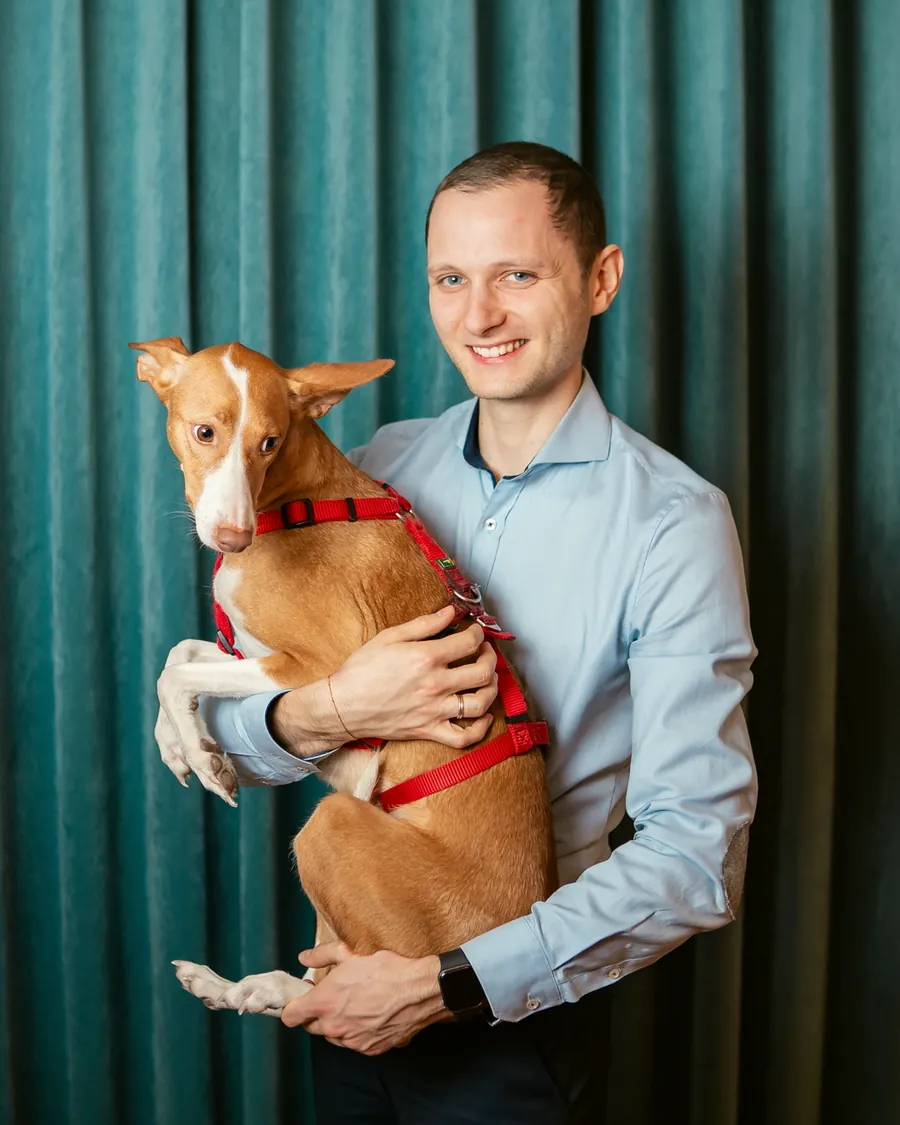 Dr. Lucas Fichter mit dem Bürohund im Arm