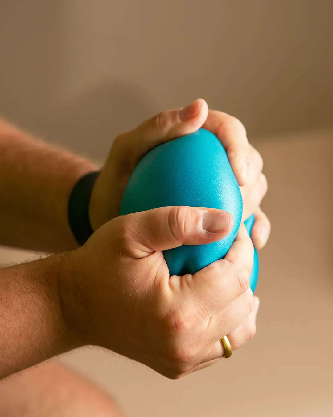 Eine Hand drückt einen weichen Therapieball